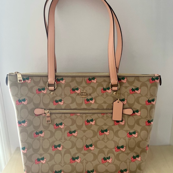 NWT Coach Gallery Tote In Signature Canvas With Strawberry Print - Picture 2 of 10